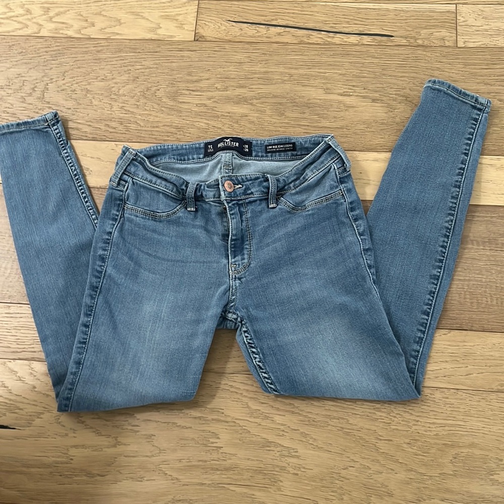 Hollister Women’s Low-rise jean legging.